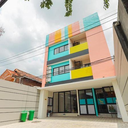 Sans Hotel Clover Ace Surabaya By Reddoorz Kültér fotó