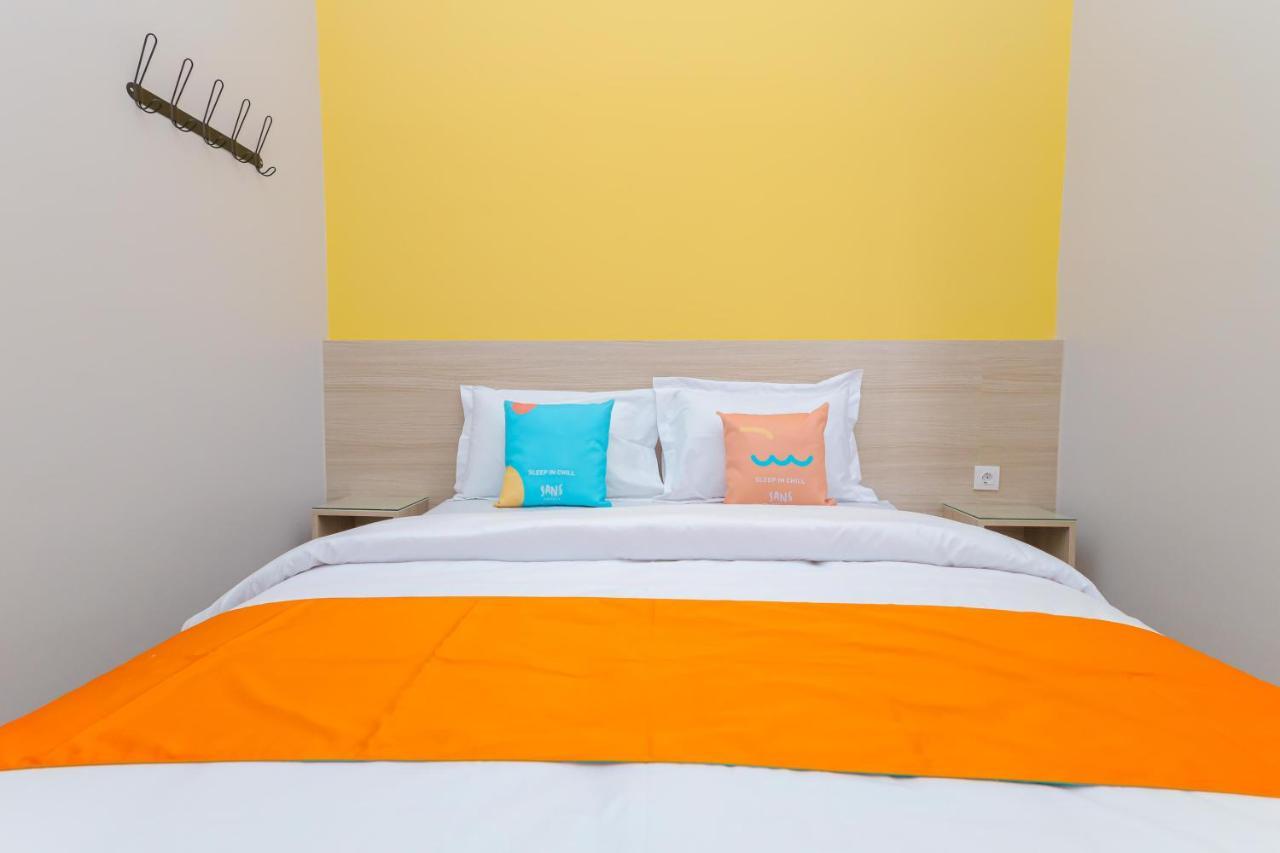 Sans Hotel Clover Ace Surabaya By Reddoorz Kültér fotó