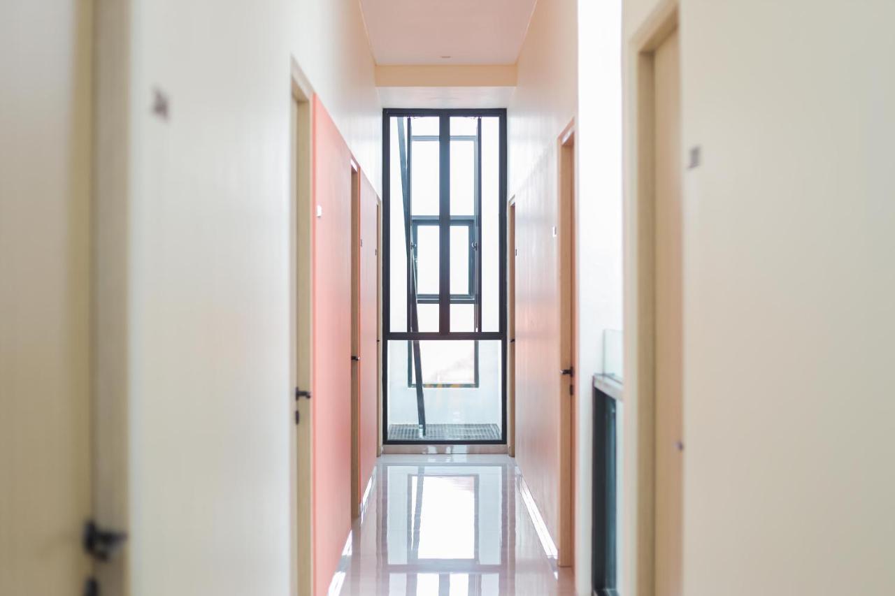 Sans Hotel Clover Ace Surabaya By Reddoorz Kültér fotó