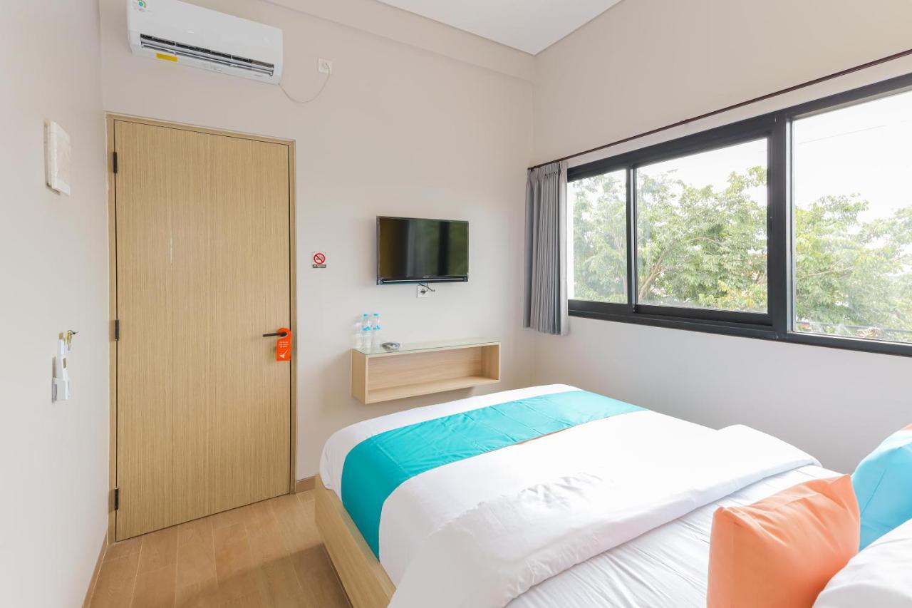 Sans Hotel Clover Ace Surabaya By Reddoorz Kültér fotó