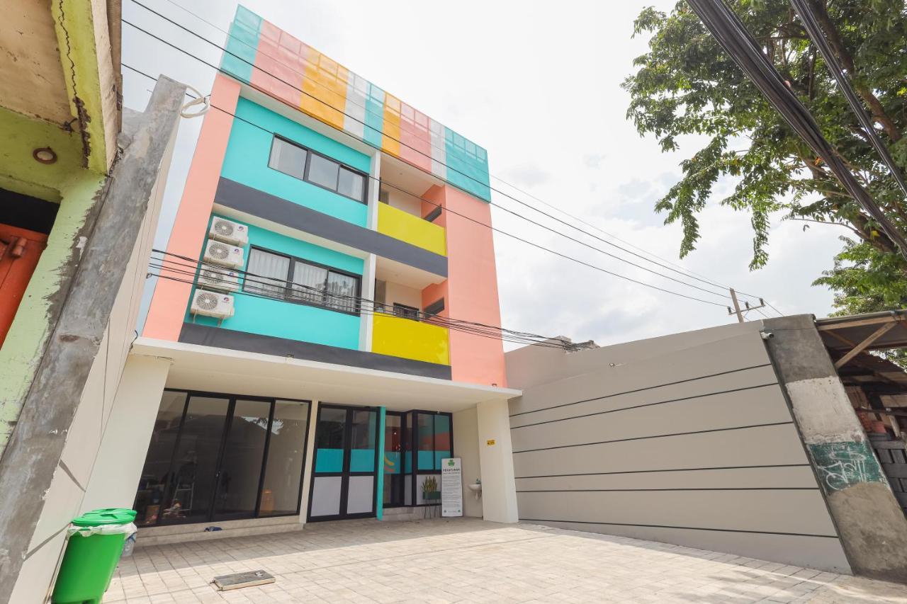 Sans Hotel Clover Ace Surabaya By Reddoorz Kültér fotó