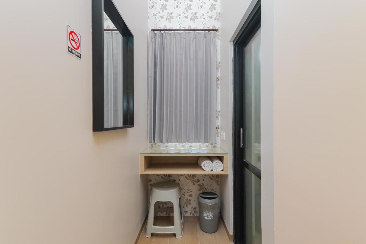 Sans Hotel Clover Ace Surabaya By Reddoorz Kültér fotó