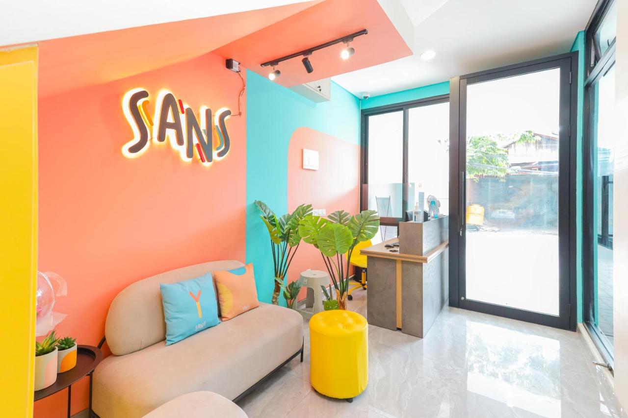 Sans Hotel Clover Ace Surabaya By Reddoorz Kültér fotó