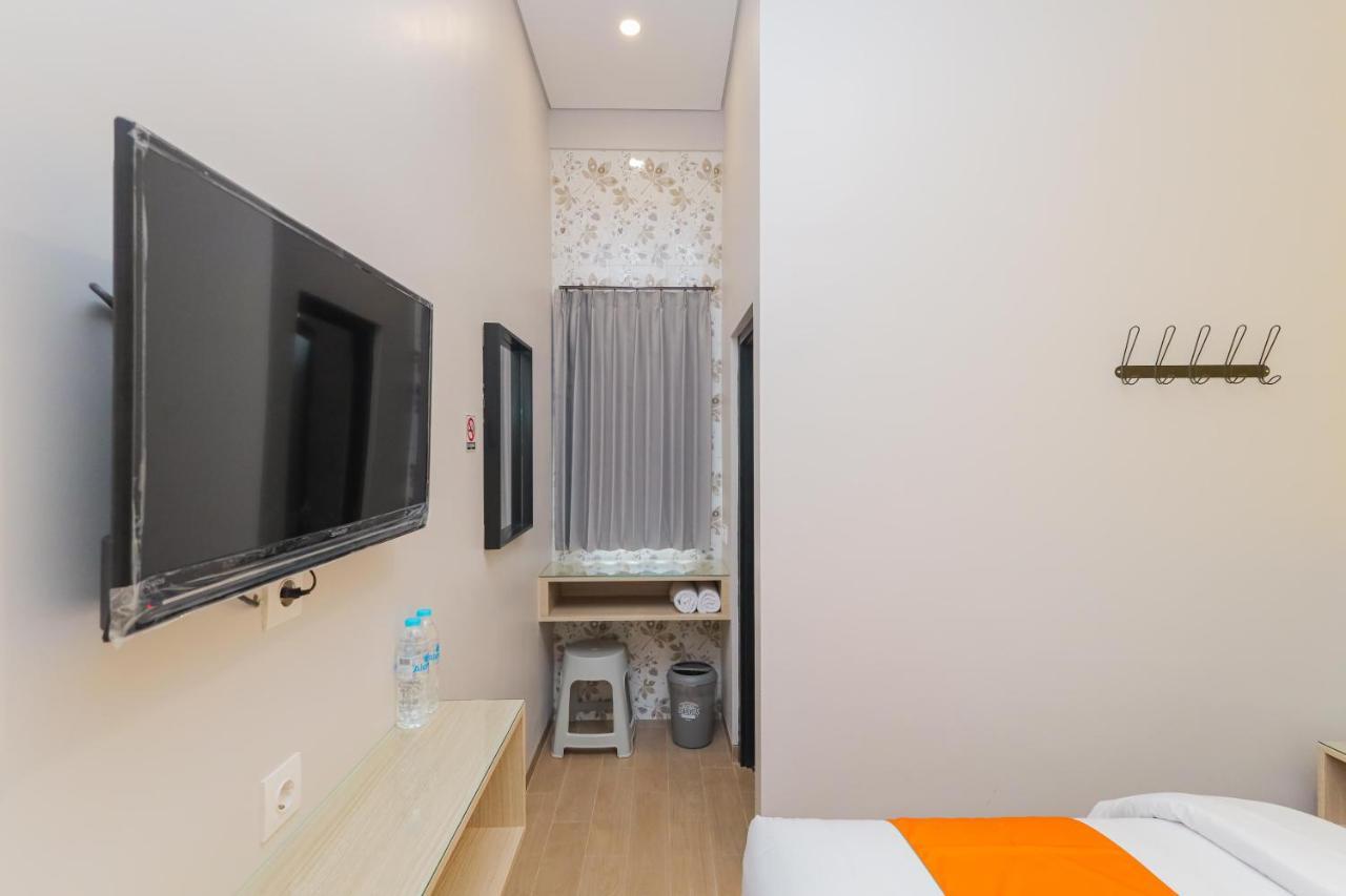 Sans Hotel Clover Ace Surabaya By Reddoorz Kültér fotó