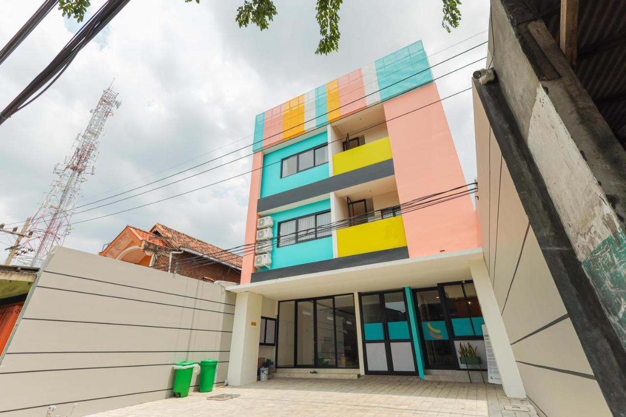 Sans Hotel Clover Ace Surabaya By Reddoorz Kültér fotó