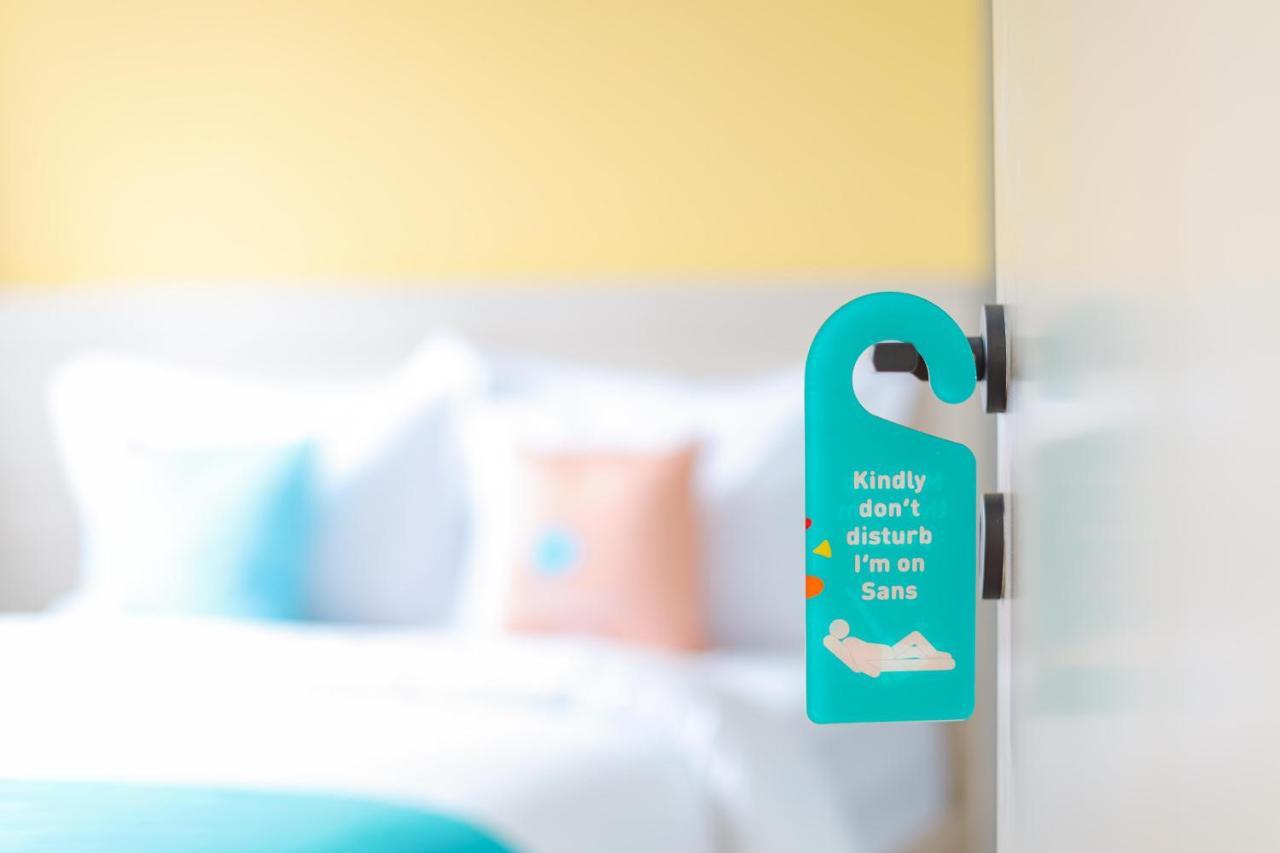 Sans Hotel Clover Ace Surabaya By Reddoorz Kültér fotó