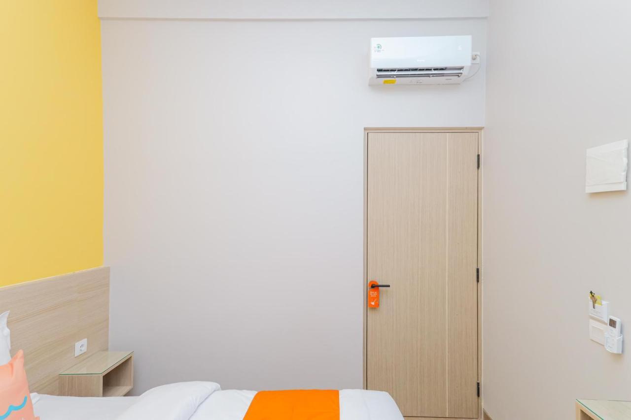 Sans Hotel Clover Ace Surabaya By Reddoorz Kültér fotó