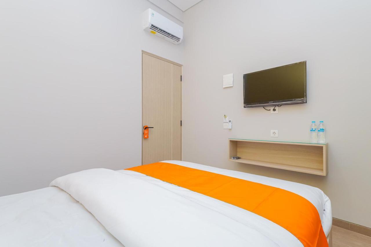 Sans Hotel Clover Ace Surabaya By Reddoorz Kültér fotó
