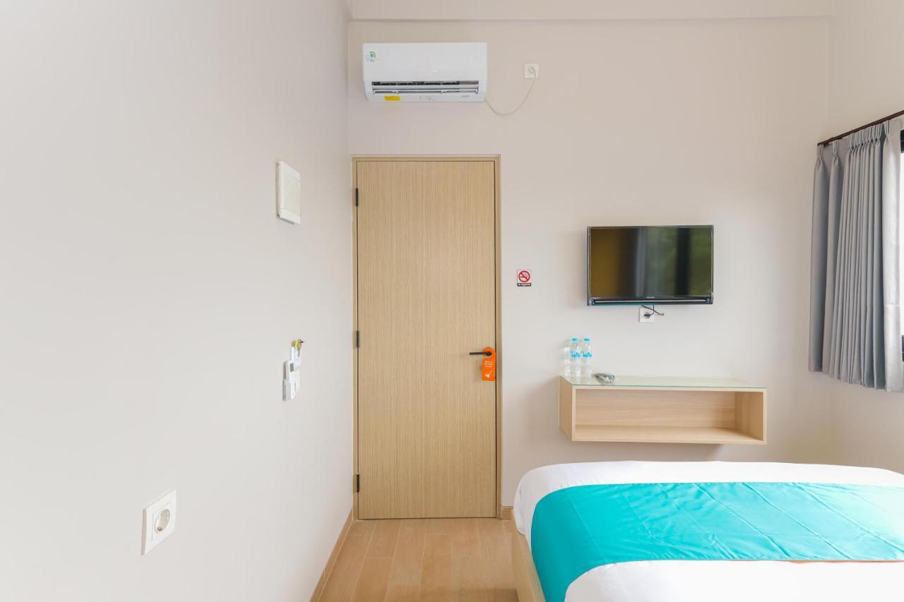Sans Hotel Clover Ace Surabaya By Reddoorz Kültér fotó