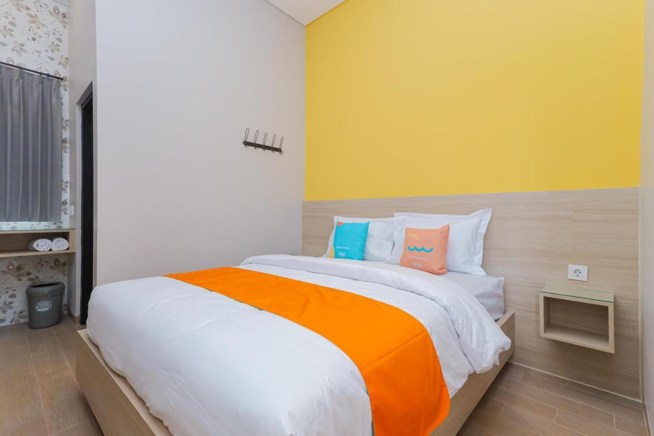 Sans Hotel Clover Ace Surabaya By Reddoorz Kültér fotó