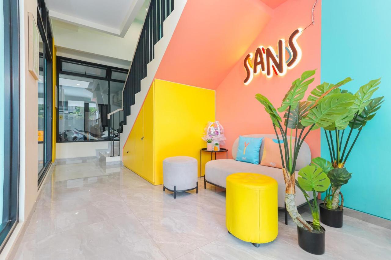 Sans Hotel Clover Ace Surabaya By Reddoorz Kültér fotó